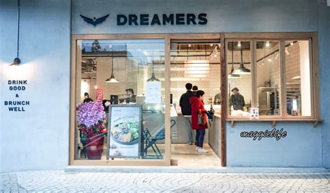 大家好～我們的 \\DREAMERS COFFEE 仁愛店// .